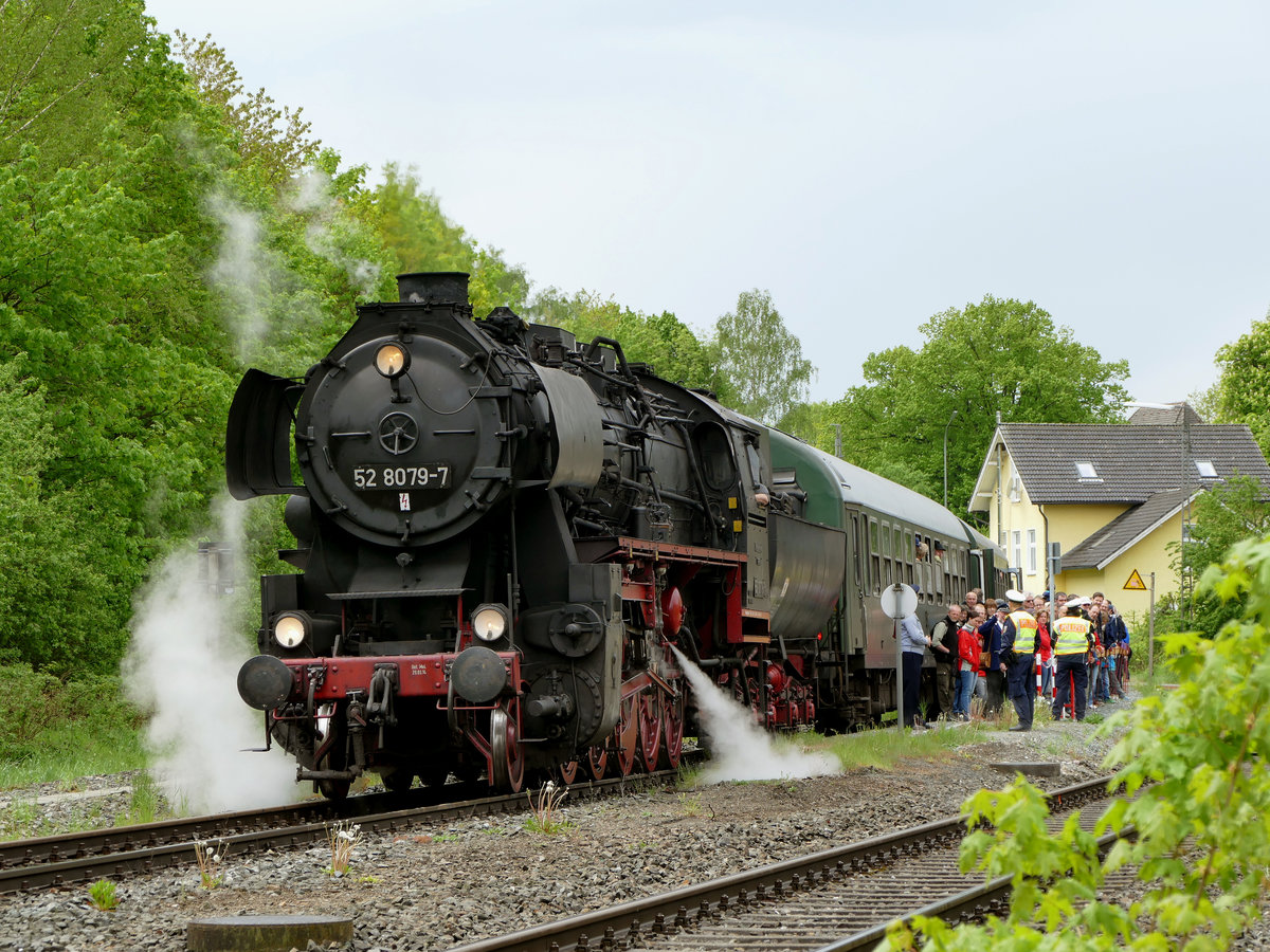 14. Mai 2016, Pfingstdampf im Neuenmarkt-Wirsbnerg. Nach der Fahrt über die Schiefe Ebene ist Lok 52 8079 mit einem Sonderzug in Marktschorgast angekommen.