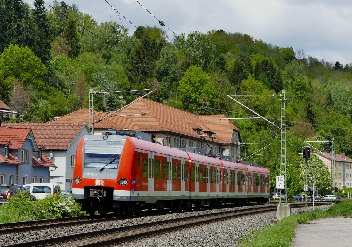 14. Mai 2019, Der Triebzug 423 063 der Münchener S-Bahn fährt nach einer Revision (weiß jemand, wo die stattfindet?) in seine Heimat zurück. Aufnahme in Nähe der südlichen Ausfahrt des Bahnhofs Kronach.