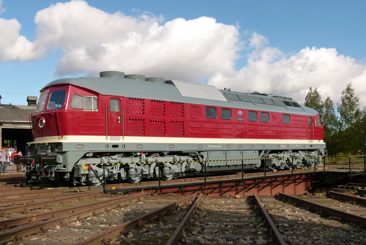 14. Oktober 2012, im Bw Weimar präsentiert sich Lok 132 010 auf der Drehscheibe. Sie wurde 1974 an die DR geliefert, 2008 bei der DB ausgemustert und 2009 als Leihgabe an den Thüringer Eisenbahnverein übergeben. Nach  V-300 online  wird sie derzeit in Polen bei PHU - KRIS-MAX - Zweigstelle Gliwice, als 232 010-9 eingesetzt. 