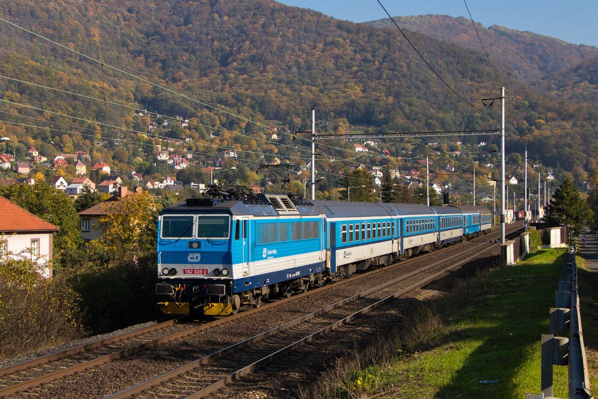 14. Oktober 2019 in Vanov: 162 039-2 zieht den Schnellzug nach Usti nad Labem. 