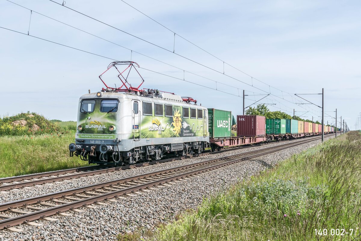 140 002-7 ist am 01.06.2021 mit einen Containerzug bei Braschwitz in Richtung Halle/S. unterwegs.
