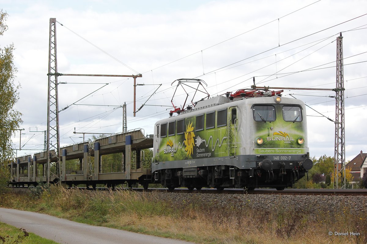 140 002-7 Sunrail mit leeren Autotransportzug in Dedensen G�mmer, Oktober 2016.