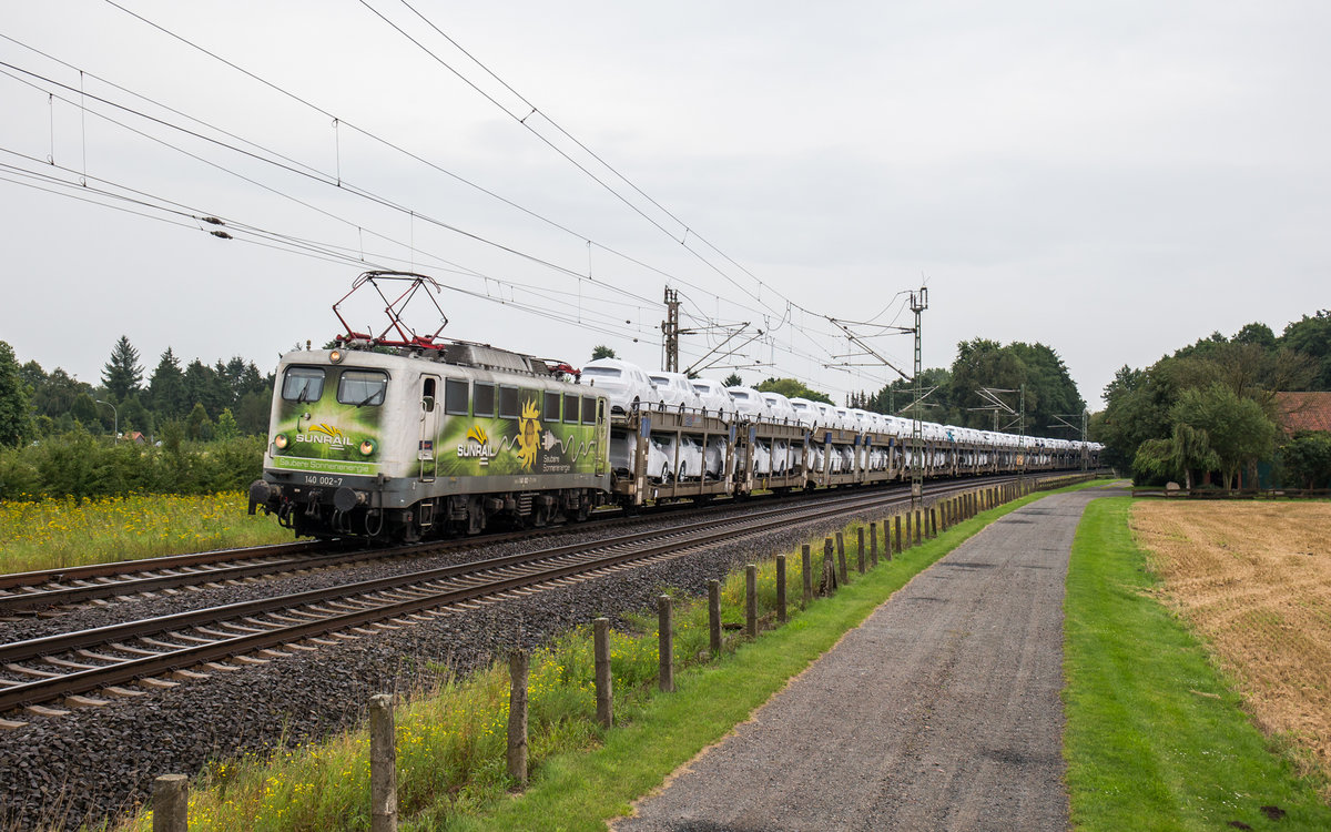 140 002 fährt mit einem Autozug bei Langwedel in Richtung Bremen, aufgenommen am 17. August 2017.