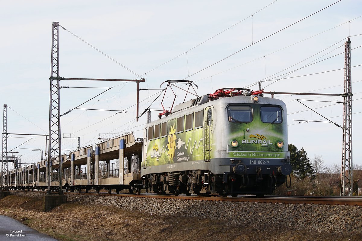 140 002  Sunrail  mit leeren Autotransportzug in Dedensen G�mmer, Februar 2017.