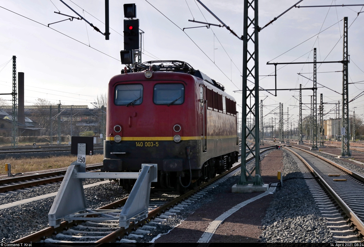 140 003-5 in der Abstellung auf Gleis 150 in Halle(Saale)Hbf.
Aufgenommen im Gegenlicht am Ende des Bahnsteigs 6/7.

🧰 Rail Cargo Carrier - Germany GmbH, eingesetzt bei der Eisenbahnbetriebsgesellschaft Mittelrhein GmbH (EBM Cargo)
🕓 14.4.2021 | 8:24 Uhr