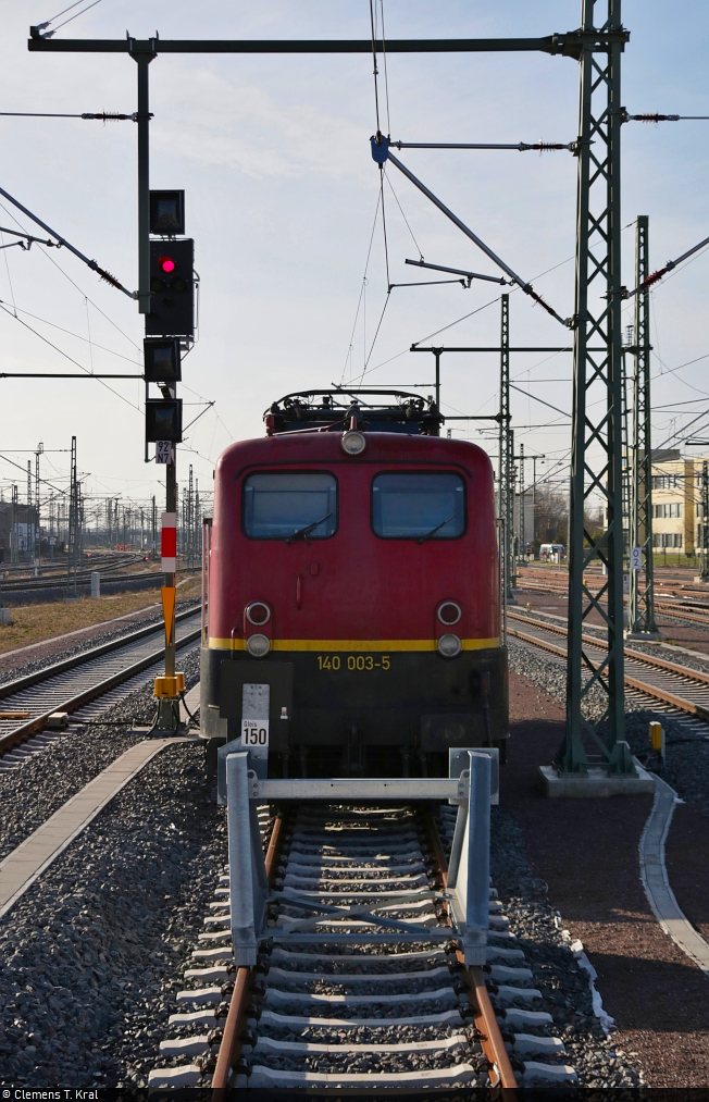 140 003-5 ist in Halle(Saale)Hbf auf dem kurzen Stumpfgleis 150 am Ende des Bahnsteigs 6/7 abgestellt.

🧰 Rail Cargo Carrier - Germany GmbH, eingesetzt bei der Eisenbahnbetriebsgesellschaft Mittelrhein GmbH (EBM Cargo)
🕓 14.4.2021 | 8:23 Uhr