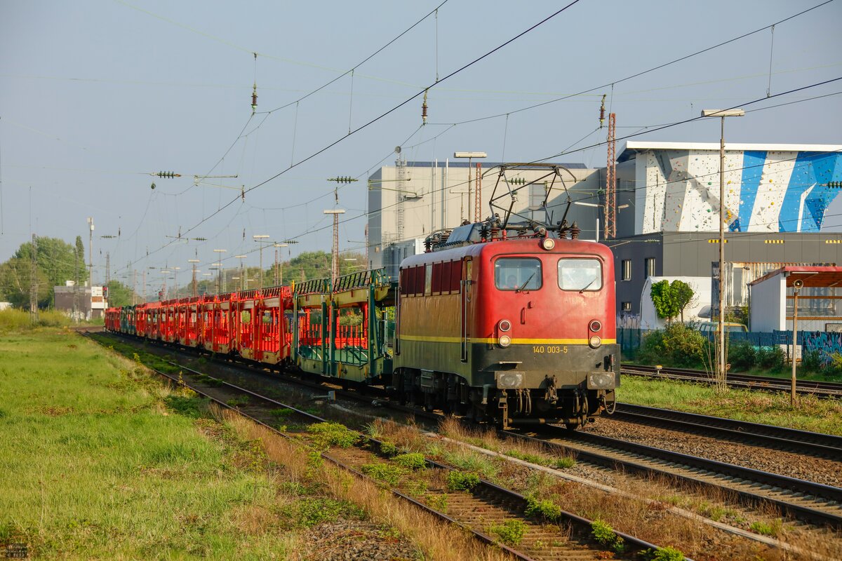 140 003-5 RCCDE mit leeren Autotransportzug in Hilden, am 23.04.2022.