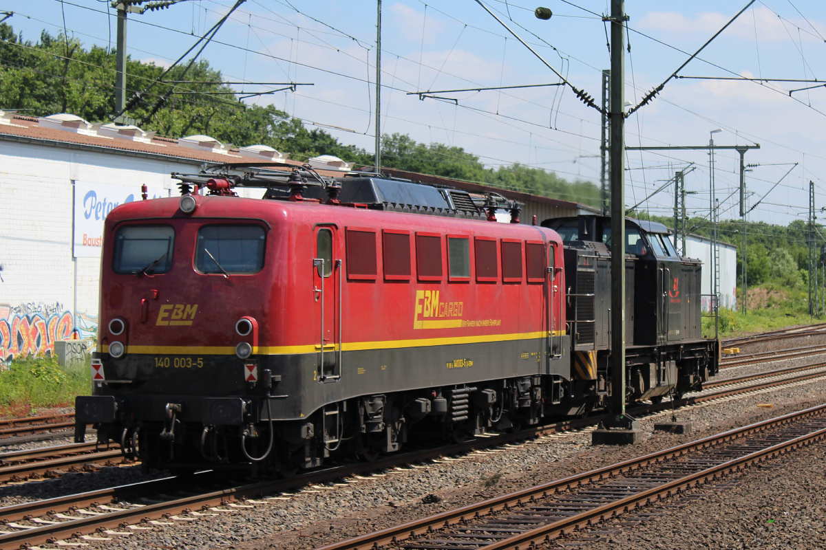 140 003 geschleppt von 203 152 am 08.06.2015 in Düsseldorf-Eller