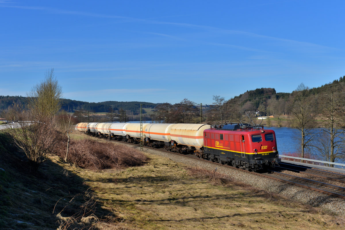 140 003 mit einem Gaskesselzug am 04.03.2017 bei Sandbach. 