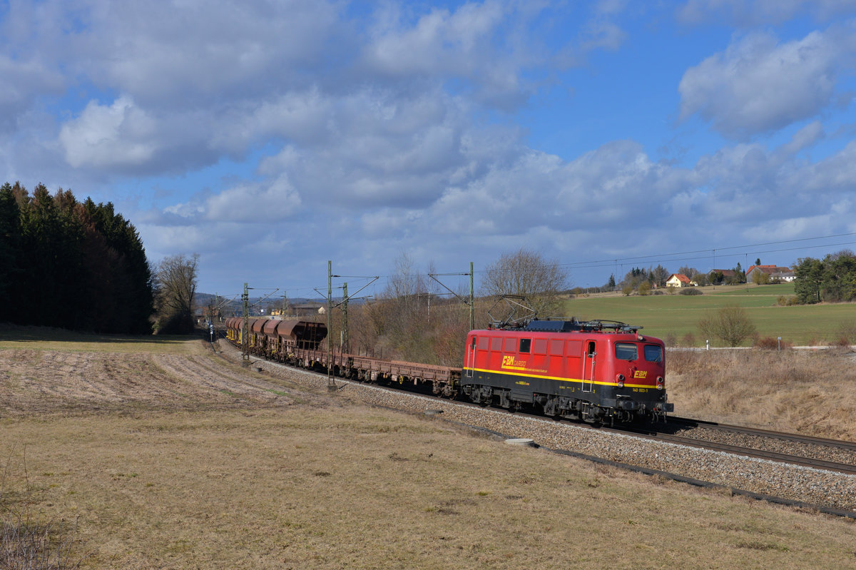 140 003 mit einem Güterzug am 02.03.2017 bei Sinngrün. 
