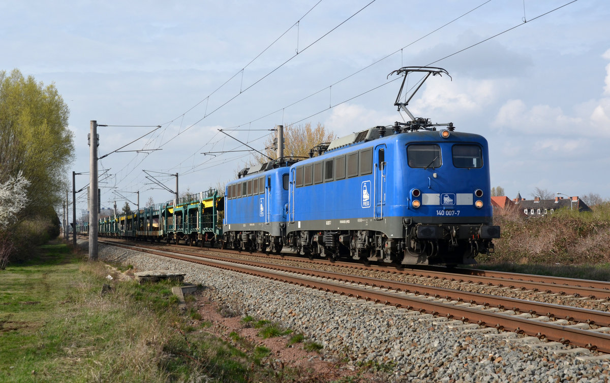 140 007 (140 825) der Press schleppte neben einem leeren Autozug noch ihre Schwester 140 042 (140 834) am 24.03.19 auf dem Gegengleis durch Greppin Richtung Bitterfeld.