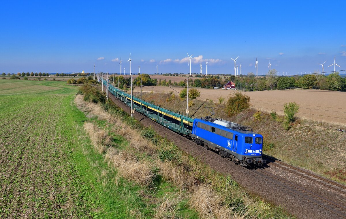 140 007 mit einem leeren Autozug am 30.09.2022 bei Ovelgünne.
