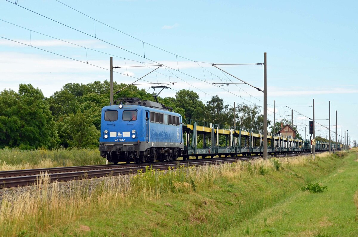 140 008 (140 845) der Press führte am 06.07.21 einen leeren Autozug durch Braschwitz Richtung Halle(S).