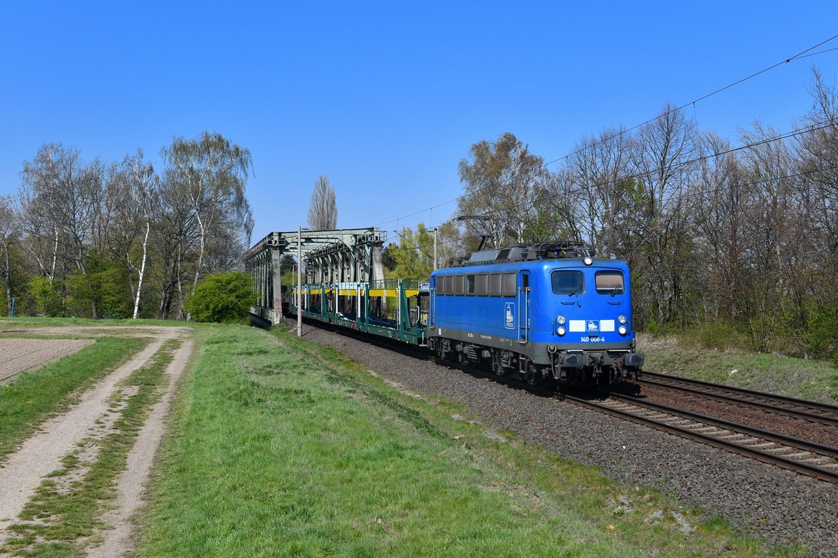 140 008 mit einem leeren Autozug am 16.04.2019 bei Woltorf. 