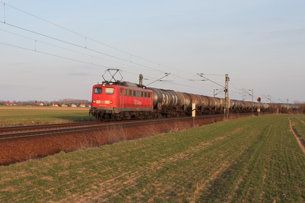 140 013 mit einem Güterzug am 24.03.2011 zwischen Glaubitz und Riesa