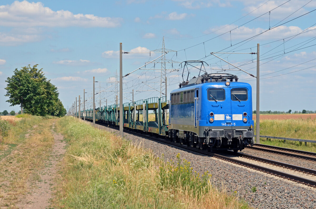 140 017 (140 806) der Press schleppte am 02.07.22 einen leeren ARS-Autozug durch Braschwitz Richtung Halle(S).