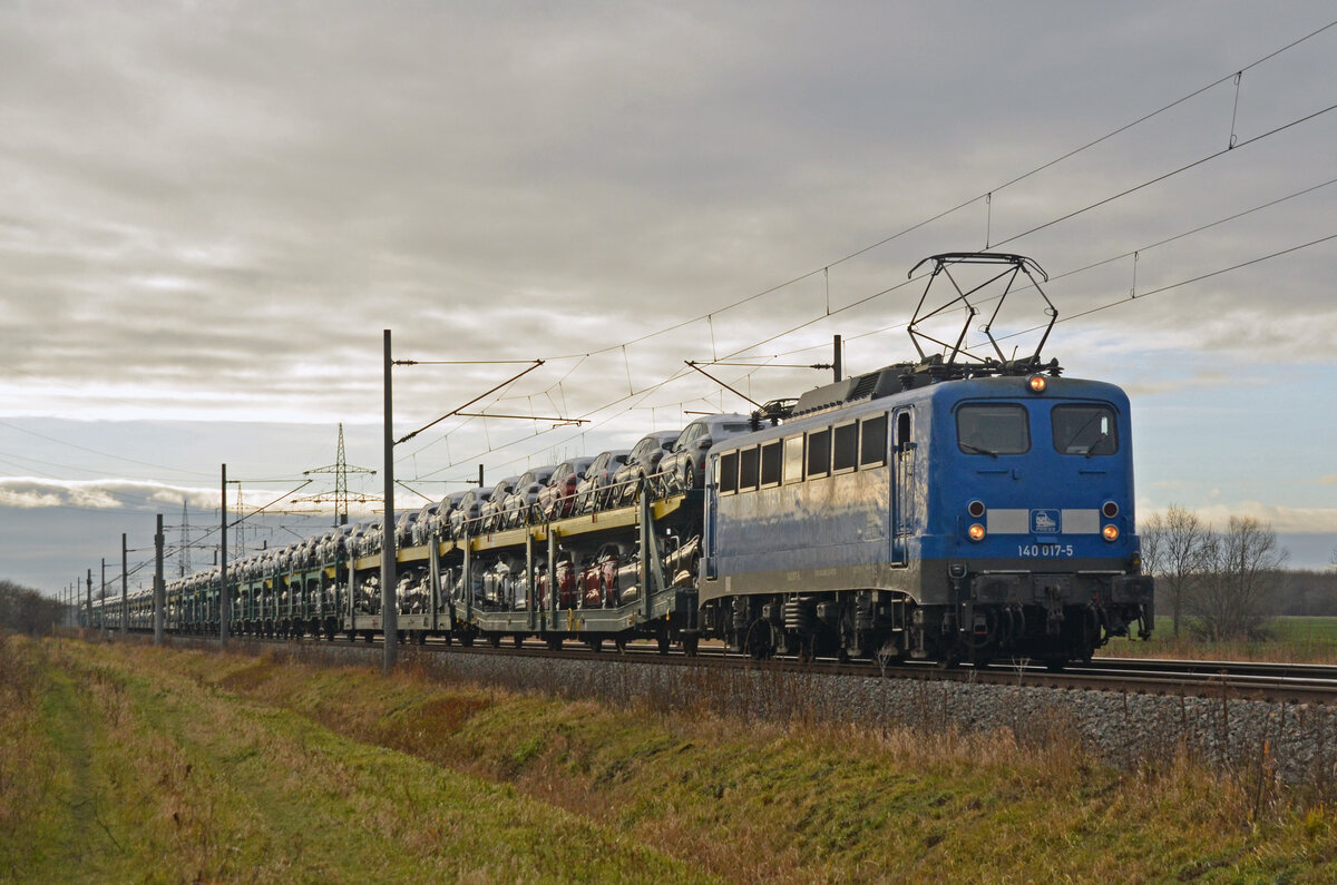 140 017 (140 806) schleppte am 15.12.21 einen Autozug durch Braschwitz Richtung Magdeburg.