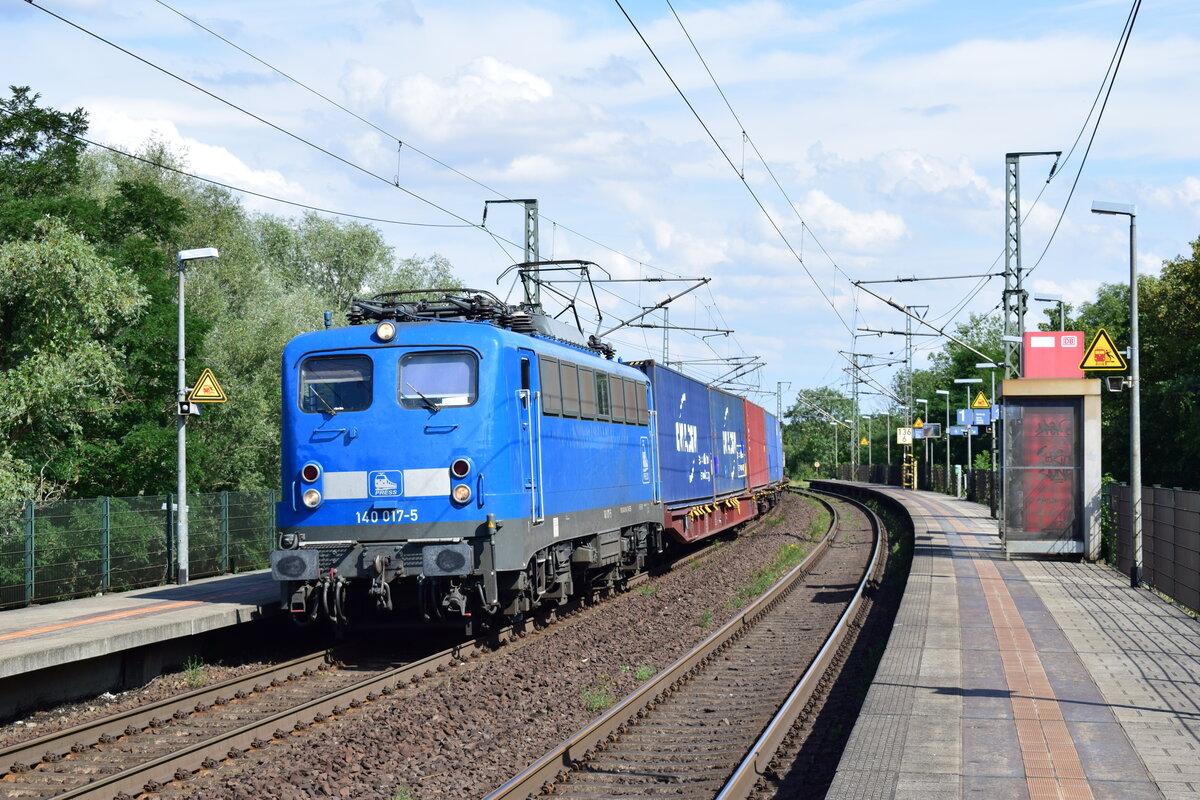140 017-5 rauscht mit einem Containerzug durch Magdeburg Herrenkrug gen Magdeburg.

Magdeburg 25.07.2020
