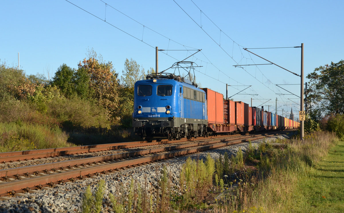 140 017 der Press wird für den innerdeutschen Containerverkehr von Metrans eingesetzt. Hier rollt sie am 08.10.17 mit einem Containerzug aus dem Terminal Leipzig-Wahren kommend durch Greppin; Ziel des Zuges war der Hafen Hamburg.