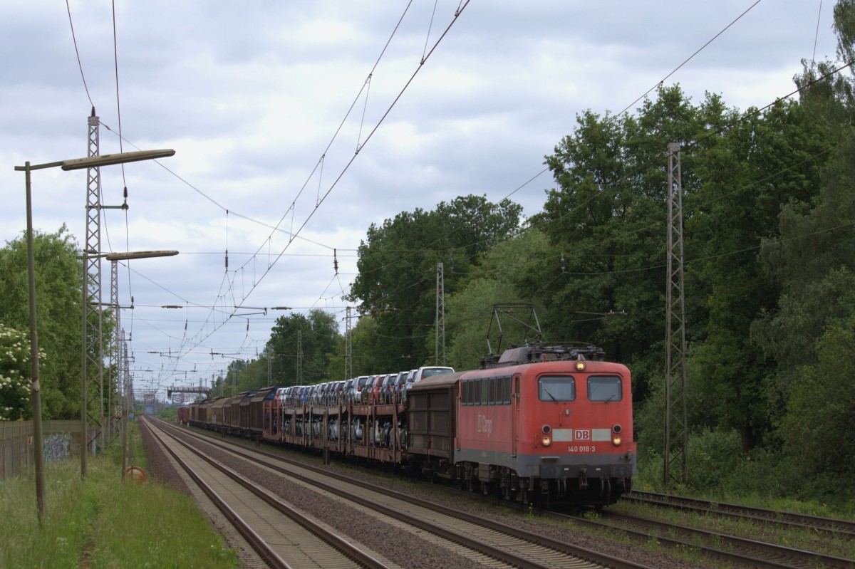 140 018-3 passiert am 29.05.2014 mit einem gemischten Güterzug den Hp. Dedensen/Gümmer