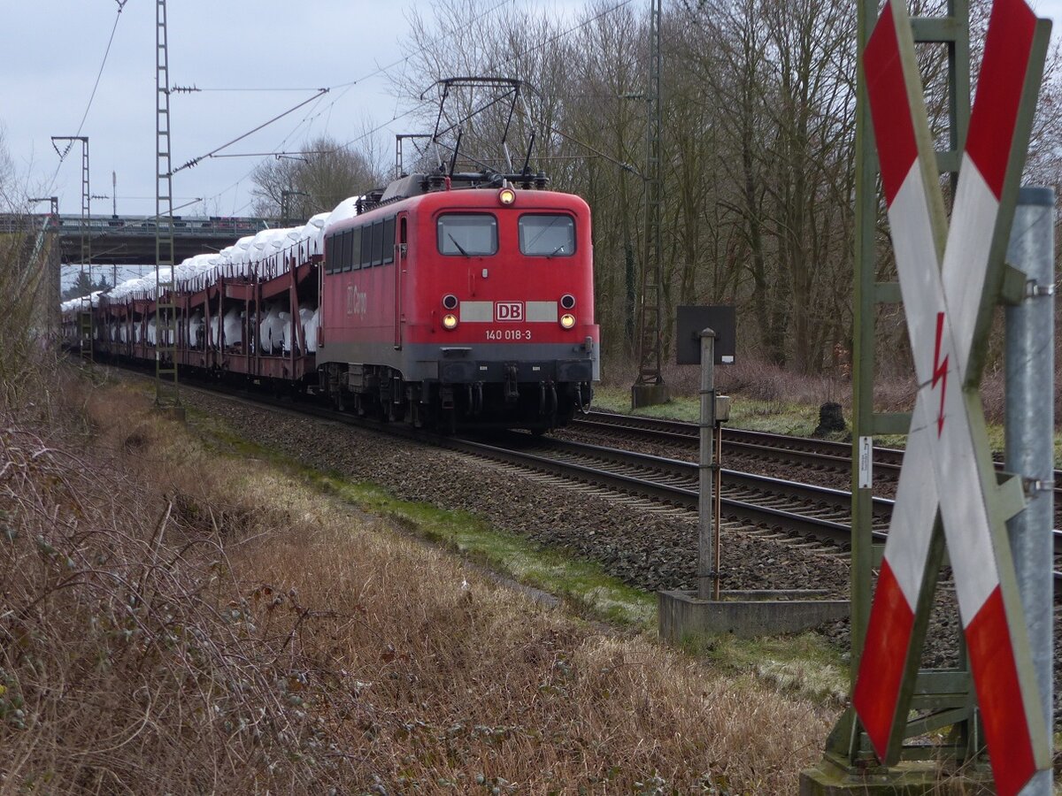 140 018 (seit 1957 unterwegs) mit Auto-Ganzzug am BÜ Stoverner Str. in Rheine=Bentlage, 24.02.15