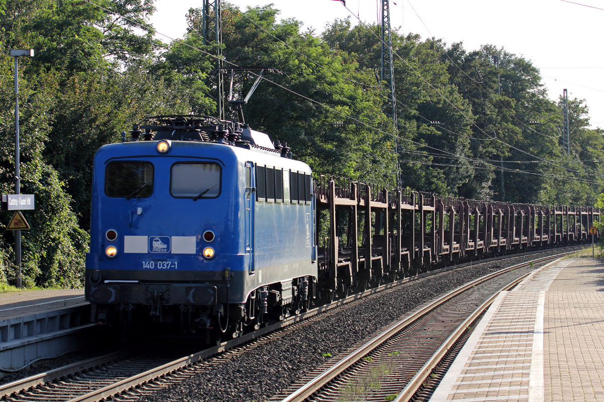 140 037-1 mit leerem Autozug in Castrop-Rauxel 27.8.2014