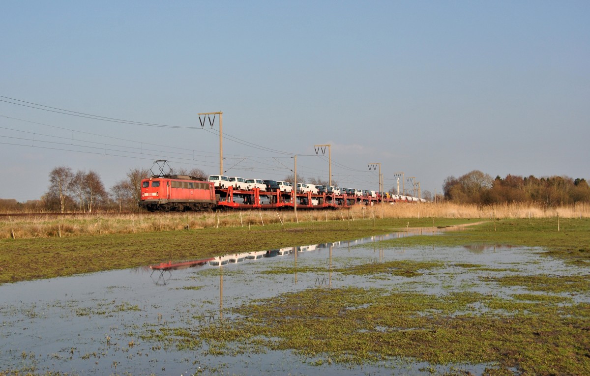 140 037-3 fuhr am 09.04.2015 mit einem Güterzug von Osnabrück nach Emden, hier in Emden.