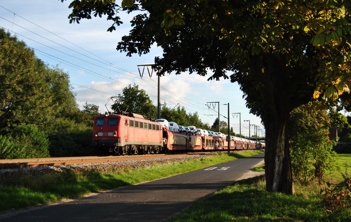 140 037-3 fuhr am 29.09.2015 mit einem Autozug von Osnabrück nach Emden, hier in Leer.