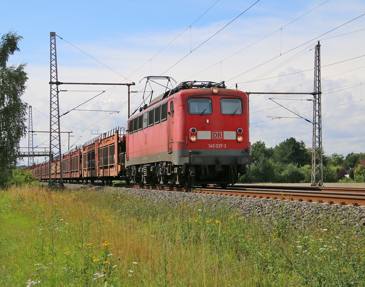 140 037-3 mit leeren Autotransportwagen in Fahrtrichtung Seelze. Aufgenommen in Dedensen-Gümmer am 29.07.2015.