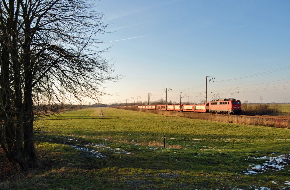 140 037 fuhr am 06.02.2015 mit einem Güterzug von Emden nach Osnabrück, hier bei Petkum.