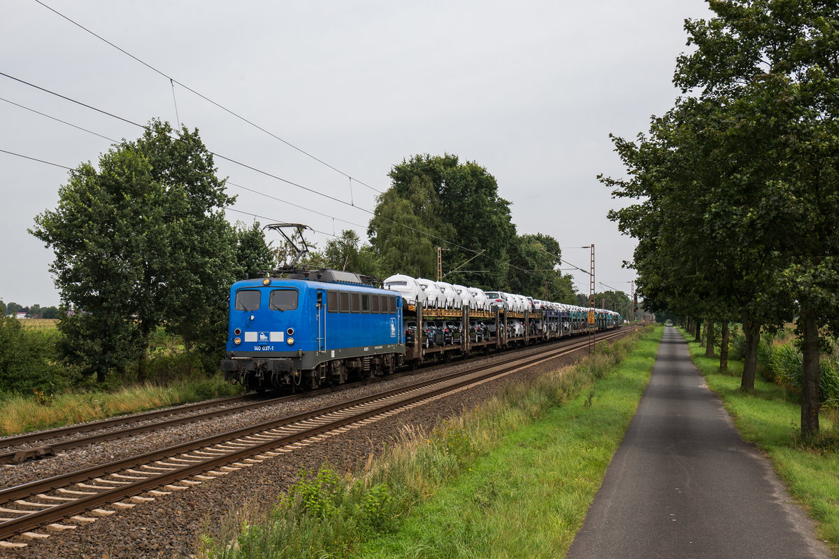 140 037 der PRESS fährt mit einem Autozug bei Dörverden in Richtung Wunstdorf, aufgenommen am 17. August 2017.