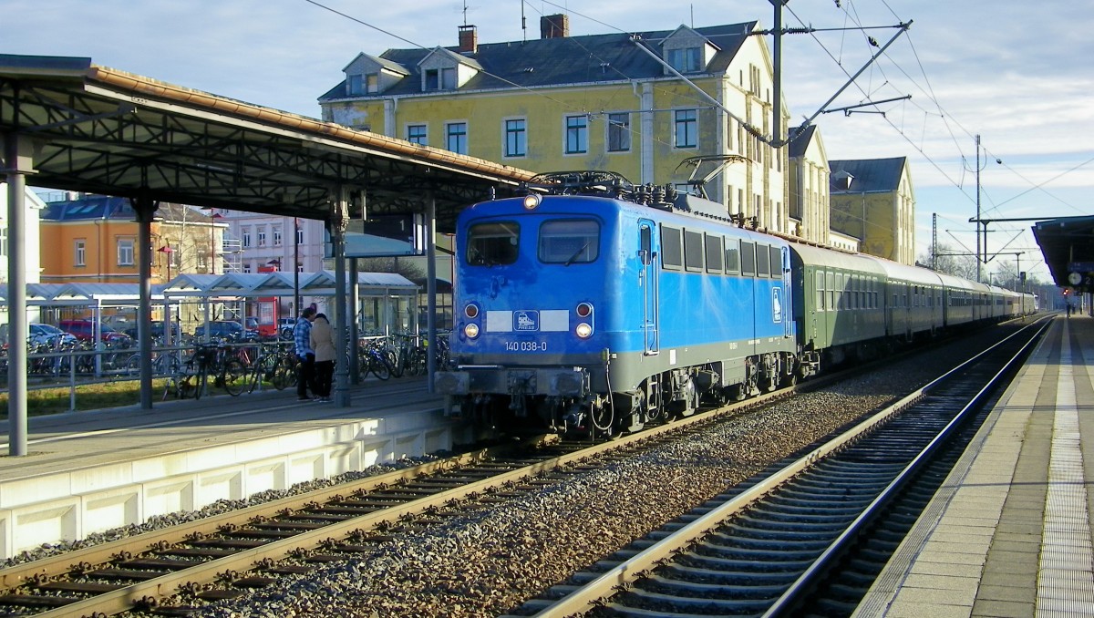 140 038-0 am Press-Sonderzug am 11.1.2014 beim Halt im Bahnhof Freiberg (Sachs)
