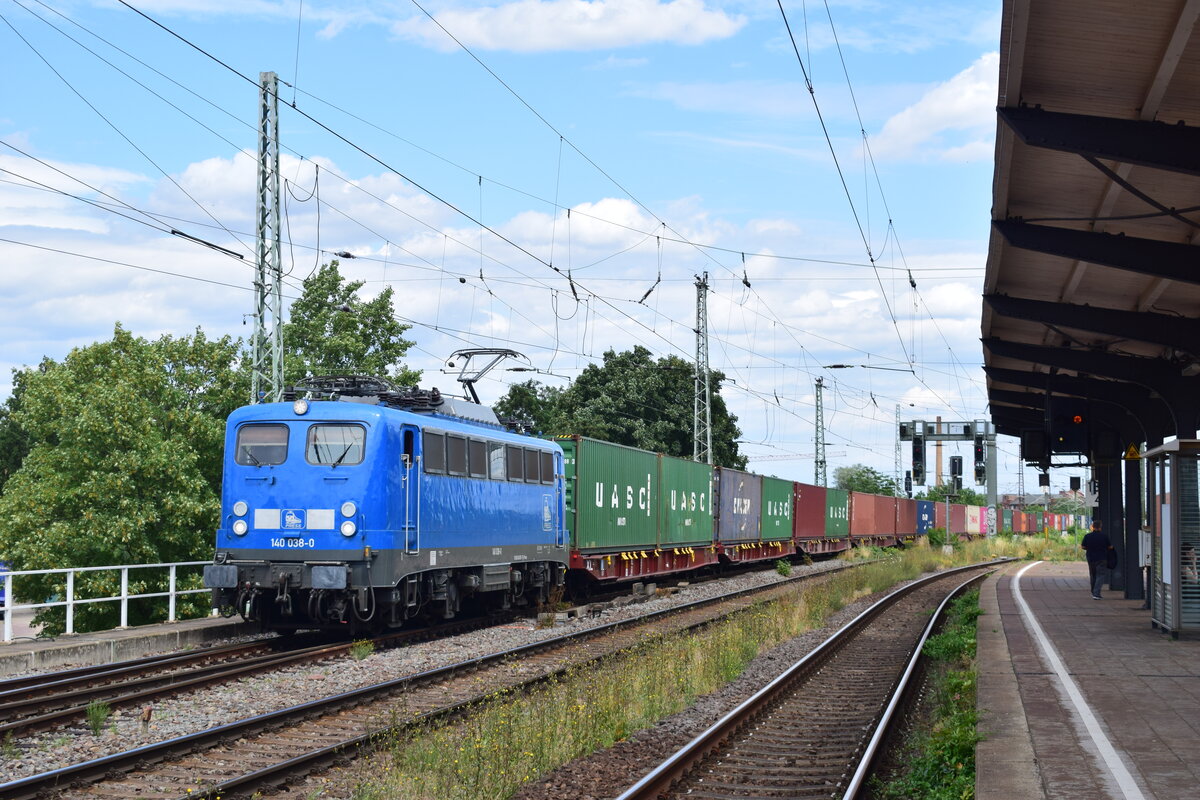 140 038 durchfährt mit einem Containerzug Magdeburg Neustadt in Richtung Magdeburg Hbf.

Magdeburg 19.07.2023