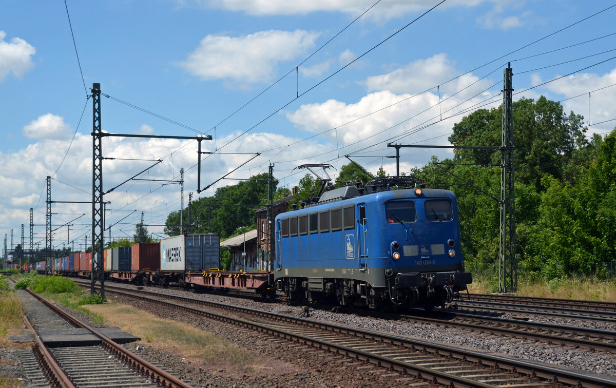 140 038 kam mit einem Containerzug der Metrans am 27.06.18 in Niederndodeleben zum stehen. Hier rollt sie an das rote Signal heran. 