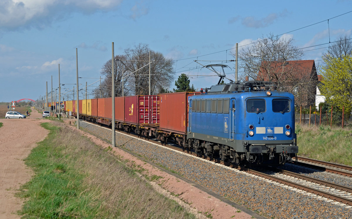 140 038 der Press fährt zur Zeit für Metrans. Mit solch einem Containerzug nach Leipzig-Wahren durchfuhr sie am 07.04.16 Arensdorf Richtung Halle(S).