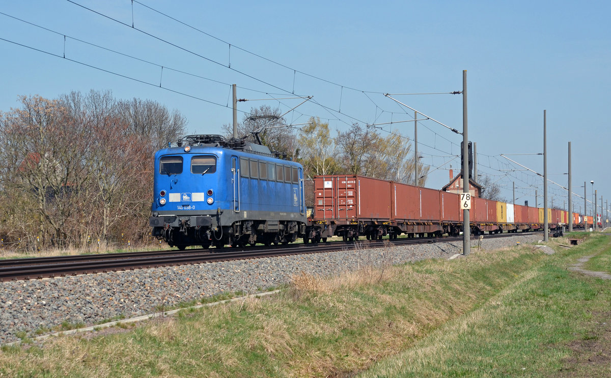 140 038 der Press führte am 12.04.18 im Auftrag von Metrans einen Containerzug nach Leipzig-Wahren durch Braschwitz.