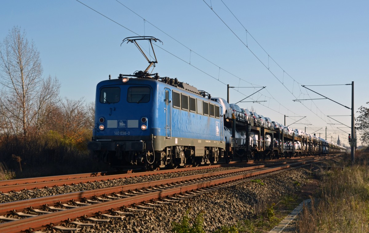 140 038 zog am 23.11.14 einen Autozug aus dem VW-Werk Zwickau durch Greppin Richtung Dessau. 