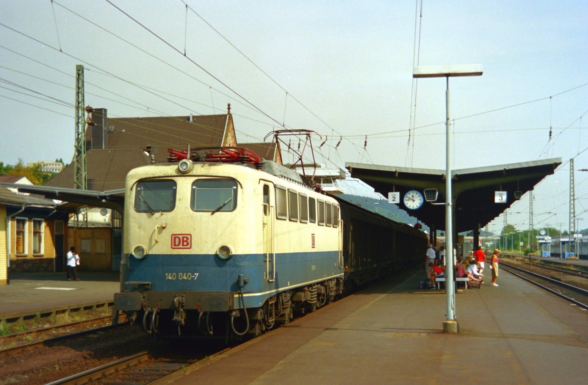 140 040 mit Gterzug Richtung Fulda am 18.08.1998 in Bad Hersfeld