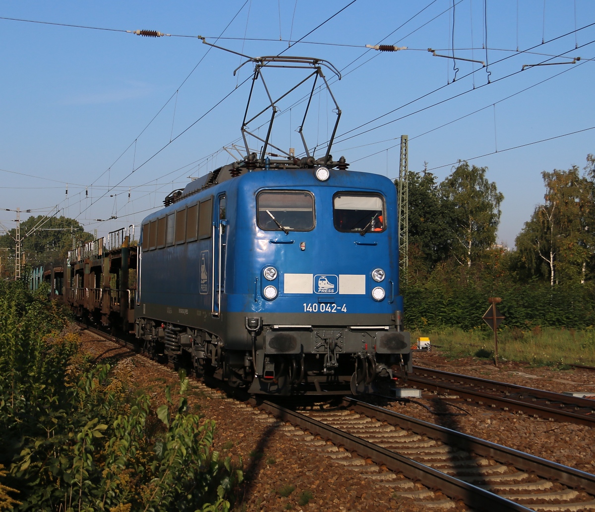 140 042-4 der PRESS mit leeren Autotransportwagen. Aufgenommen in Leipzig-Thekla am 03.10.2015.