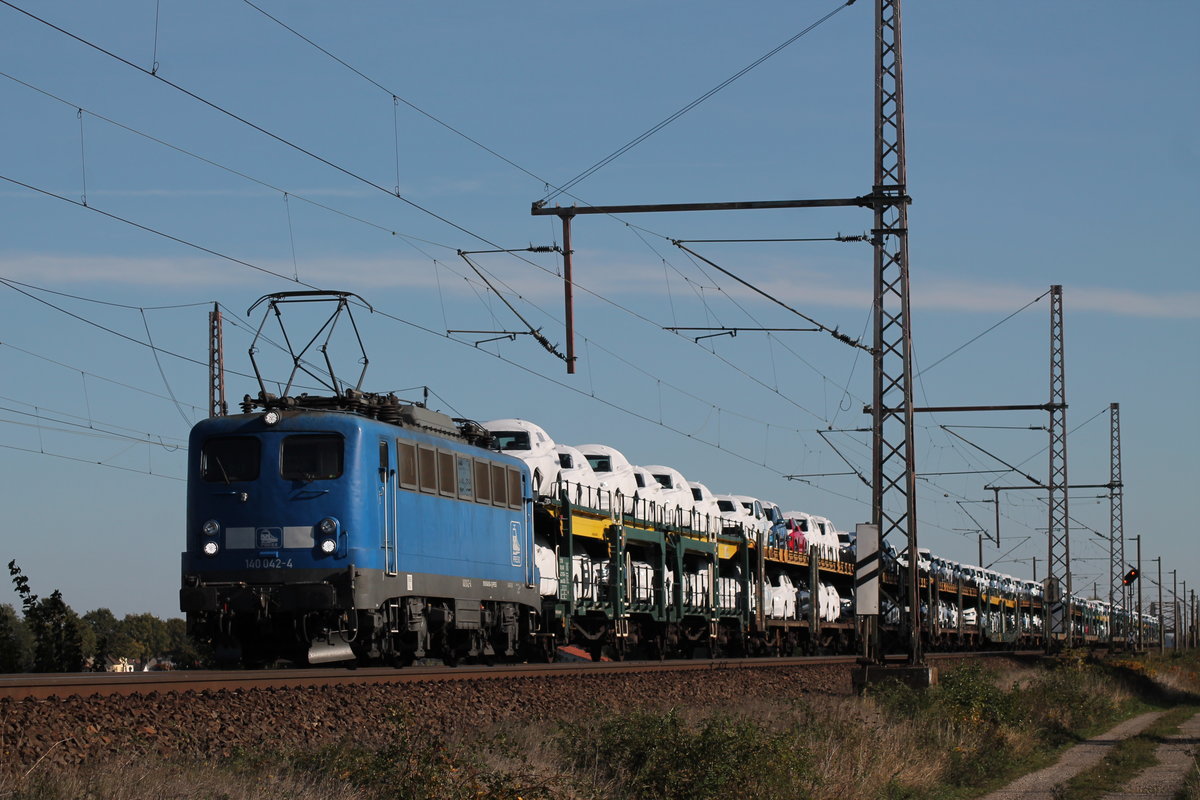 140 042 am 12.10.2018 mit einem ARS-Zug in Dedensen-Gümmer.