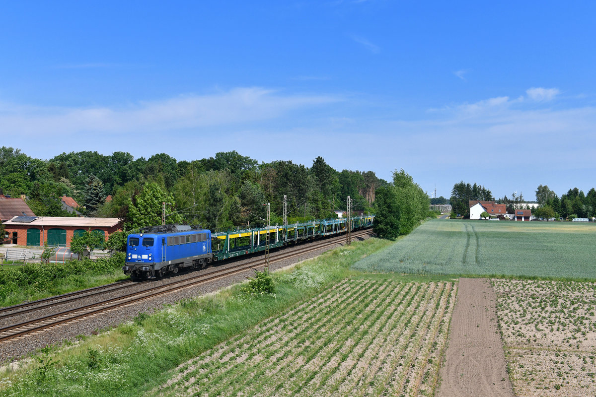 140 042 mit einem leeren Autozug am 22.05.2018 bei Eystrup. 