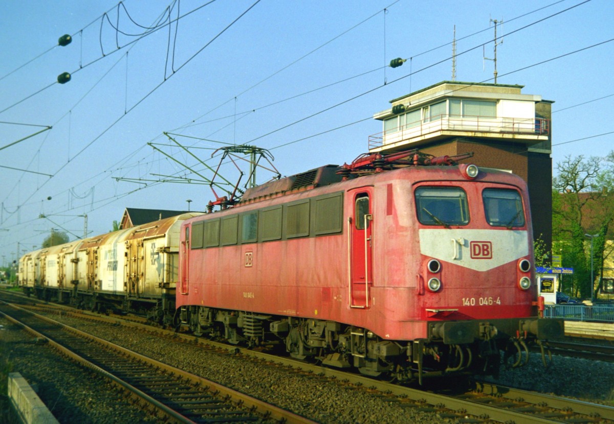 140 046 mit Gterzug Richtung Osnabrck am 26.04.2000 in Kirchweyhe