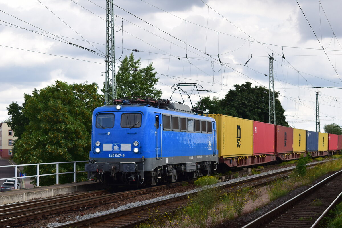 140 047-9 durchfährt Magdeburg Neustadtmit einem Containerzug.

Magdeburg 03.08.2021
