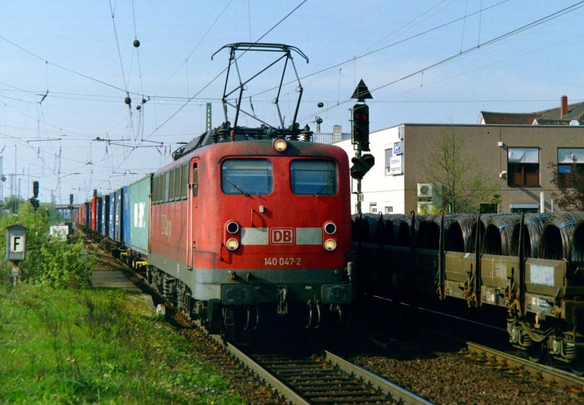 140 047 mit IKS 43185 (Hamburg-Waltershof–Wolfurt) am 13.04.2007 in Heppenheim (Bergstrae), aufgenommen vom nrdlichen Bahnsteigende