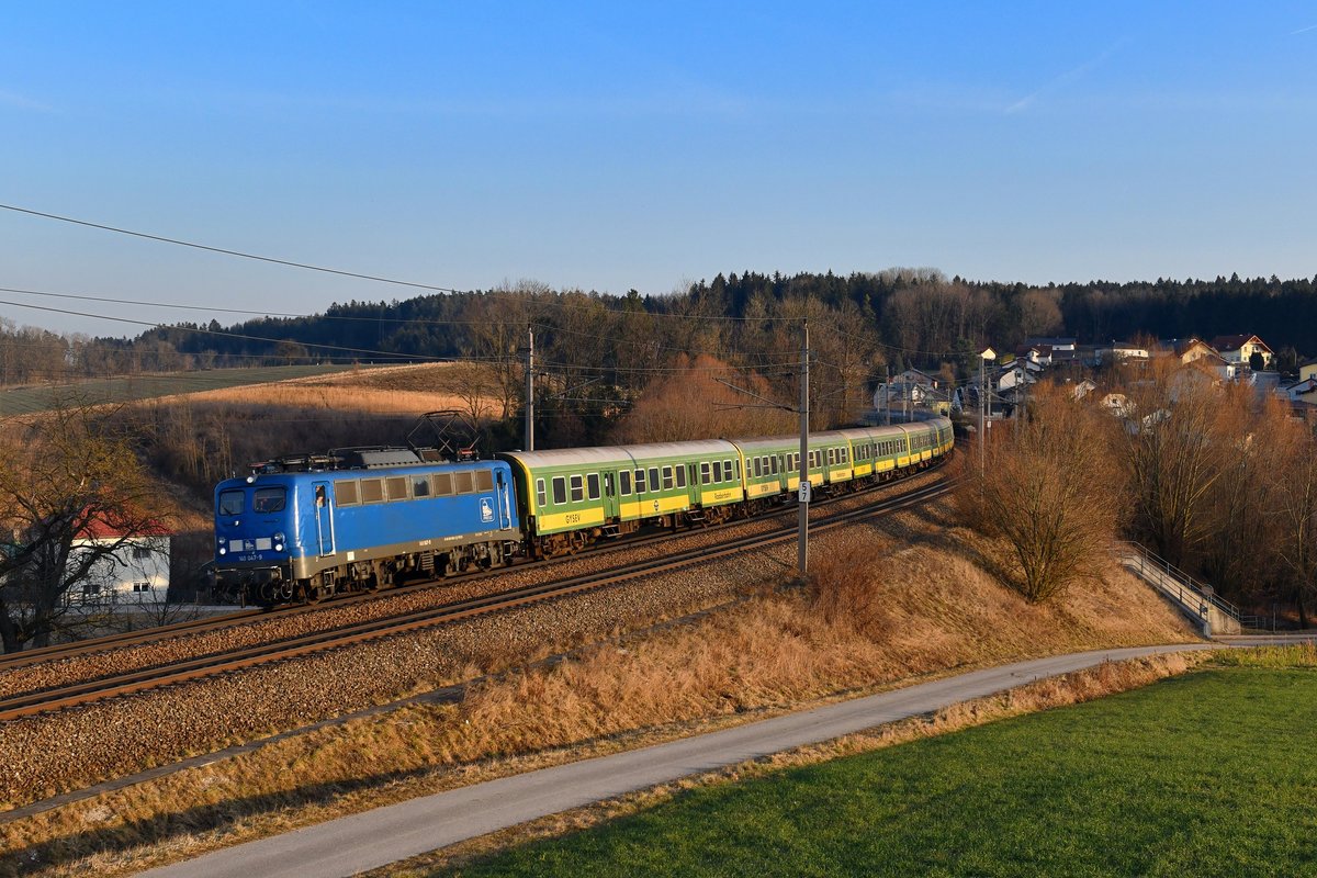 140 047 mit einer Wagenüberführung am 19.02.2019 bei Haiding. 