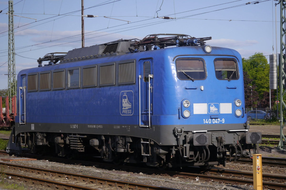 140 047 ist nur die PRESS-interne Nummer der Lok, die am 14.5.19 in Stendal abgestellt war. Offiziell (laut NVR) handelt es sich um die ehemalige DB-Maschine 140 801.