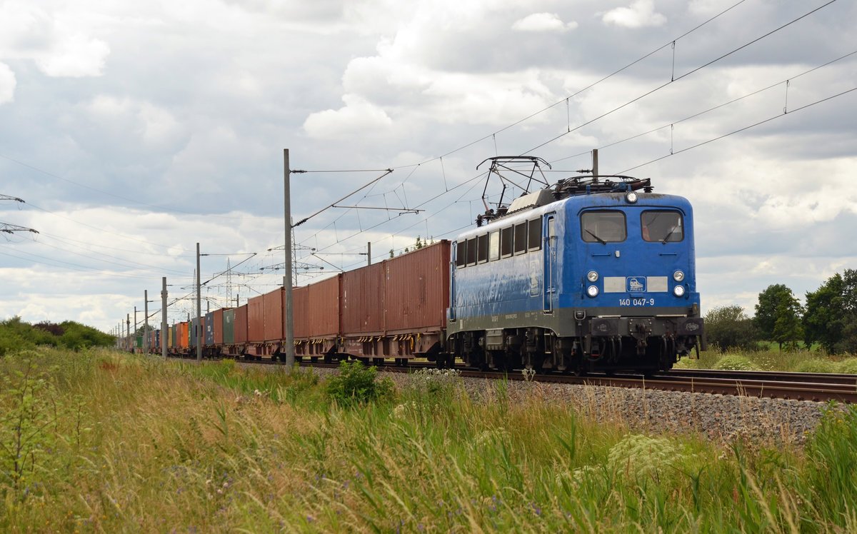 140 047 der Press rollte am 11.07.20 mit einem Containerzug aus dem Terminal Leipzig-Wahren kommend durch Braschwitz Richtung Köthen. Ziel des Metrans-Zuges ist der Hamburger Hafen.