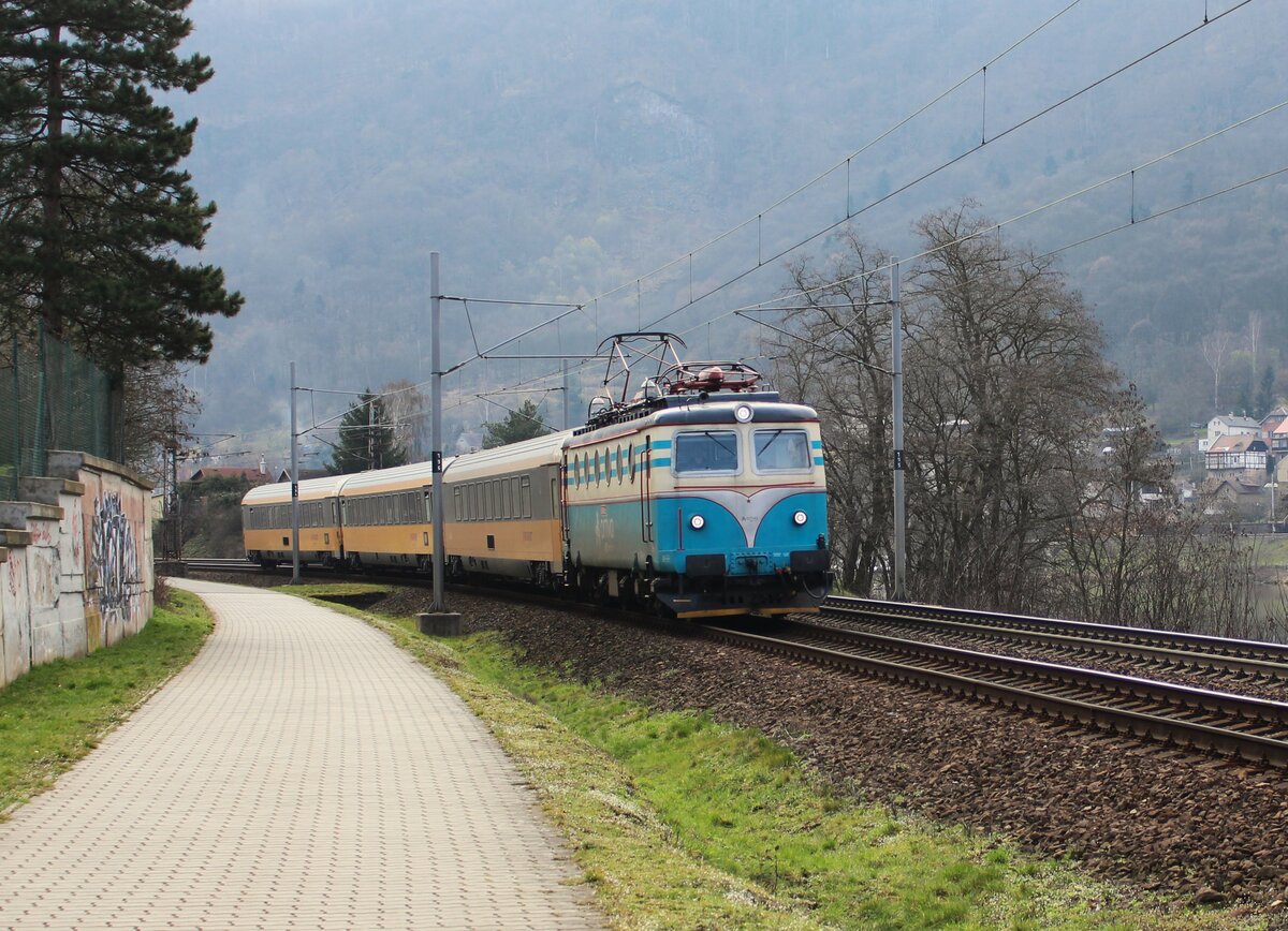 140 052 (Arriva) als R 1302 war am 20.03.23 in Ústí nad Labem Střekov zu sehen. Die Lok fährt öfter als Ersatz bei Regio Jet!