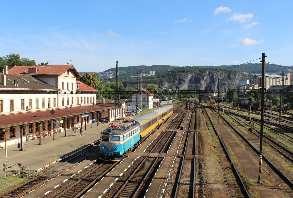 140 052 (Arriva) als R 1305 war am 17.07.22 in Ústí nad Labem Střekov zu sehen. Die Lok fährt öfter als Ersatz bei Regio Jet!
