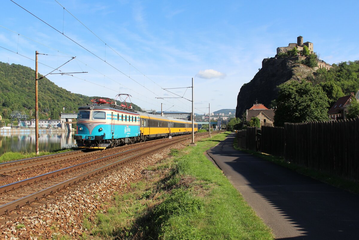 140 052 (Arriva) als R 1305 war am 17.07.22 in Ústí nad Labem Střekov zu sehen. Die Lok fährt öfter als Ersatz bei Regio Jet!